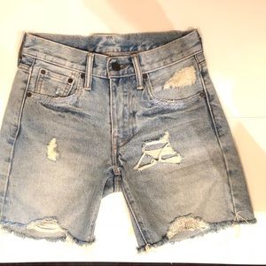 NWOT - Levi’s | 505 distresses denim short
